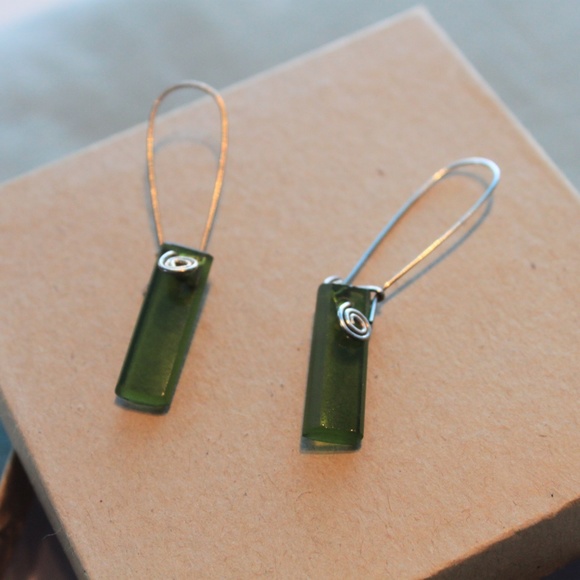 Green Cut Stone Dangle Earrings - Picture 3 of 3